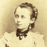 Letzter Sándor műterme, Kassa (Kaschau), Felvidék, elegáns fiatal lány gyönyörű ruhában, 1870-es évek, Eredeti CDV, korai vizitkártya fotó.  