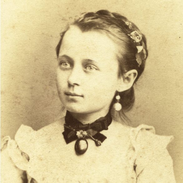 Letzter Sándor műterme, Kassa (Kaschau), Felvidék, elegáns fiatal lány gyönyörű ruhában, 1870-es évek, Eredeti CDV, korai vizitkártya fotó.  