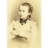 Letzter Sándor műterme, Kassa (Kaschau), Felvidék, elegáns fiatal lány gyönyörű ruhában, 1870-es évek, Eredeti CDV, korai vizitkártya fotó.  