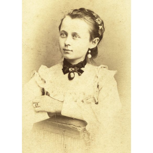 Letzter Sándor műterme, Kassa (Kaschau), Felvidék, elegáns fiatal lány gyönyörű ruhában, 1870-es évek, Eredeti CDV, korai vizitkártya fotó.  