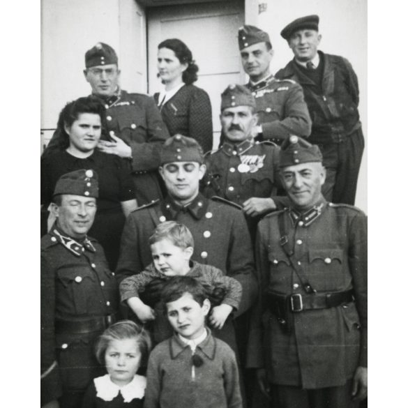 2 darab fotó, magyar katonák egyenruhában, kitüntetés, érdemrend, 2. világháború, Horthy-korszak 1940-es évek, Eredeti fotó, papírkép.  