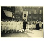 Nagyobb méret, iskolás lányok egyházi zászlóval, Budapest, Váci utca, angol kisasszonyok, apáca, 5. kerület, REX és TÁRSAI reklám, üzlet, kirakat, kereskedelem, Horthy-korszak 1930-as évek, Eredeti fotó, papírkép.   méret megközelítőleg (centiméterbe