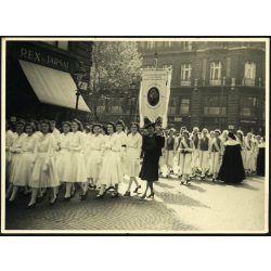   Nagyobb méret, iskolás lányok egyházi zászlóval, Budapest, Váci utca, angol kisasszonyok, apáca, 5. kerület, REX és TÁRSAI reklám, üzlet, kirakat, kereskedelem, Horthy-korszak 1930-as évek, Eredeti fotó, papírkép.   méret megközelítőleg (centiméterbe