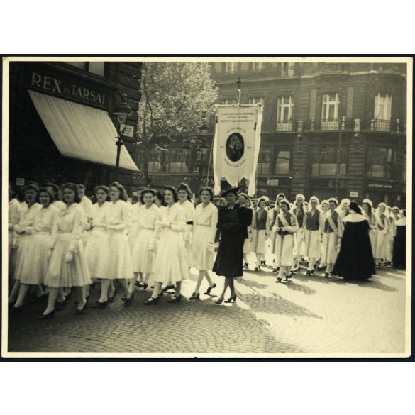 Nagyobb méret, iskolás lányok egyházi zászlóval, Budapest, Váci utca, angol kisasszonyok, apáca, 5. kerület, REX és TÁRSAI reklám, üzlet, kirakat, kereskedelem, Horthy-korszak 1930-as évek, Eredeti fotó, papírkép.   méret megközelítőleg (centiméterbe