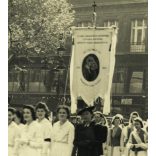 Nagyobb méret, iskolás lányok egyházi zászlóval, Budapest, Váci utca, angol kisasszonyok, apáca, 5. kerület, REX és TÁRSAI reklám, üzlet, kirakat, kereskedelem, Horthy-korszak 1930-as évek, Eredeti fotó, papírkép.   méret megközelítőleg (centiméterbe