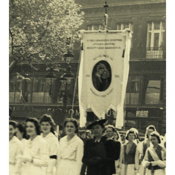 Nagyobb méret, iskolás lányok egyházi zászlóval, Budapest, Váci utca, angol kisasszonyok, apáca, 5. kerület, REX és TÁRSAI reklám, üzlet, kirakat, kereskedelem, Horthy-korszak 1930-as évek, Eredeti fotó, papírkép.   méret megközelítőleg (centiméterbe