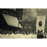 Nagyobb méret, iskolás lányok egyházi zászlóval, Budapest, Váci utca, angol kisasszonyok, apáca, 5. kerület, REX és TÁRSAI reklám, üzlet, kirakat, kereskedelem, Horthy-korszak 1930-as évek, Eredeti fotó, papírkép.   méret megközelítőleg (centiméterbe