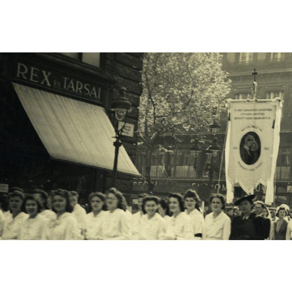 Nagyobb méret, iskolás lányok egyházi zászlóval, Budapest, Váci utca, angol kisasszonyok, apáca, 5. kerület, REX és TÁRSAI reklám, üzlet, kirakat, kereskedelem, Horthy-korszak 1930-as évek, Eredeti fotó, papírkép.   méret megközelítőleg (centiméterbe