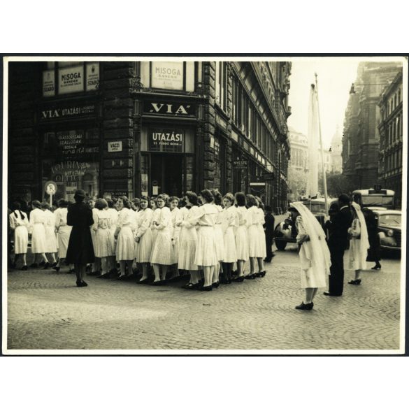 Nagyobb méret, iskolás lányok egyházi zászlóval, Budapest, Váci utca, angol kisasszonyok, 5. kerület, „VIA” utazási iroda, Misoga Sándor, Nyeste Mihály cipész reklám, 14-es autóbusz, jármű, közlekedés, üzlet, kirakat, kereskedelem, Horthy-korszak 193