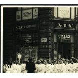 Nagyobb méret, iskolás lányok egyházi zászlóval, Budapest, Váci utca, angol kisasszonyok, 5. kerület, „VIA” utazási iroda, Misoga Sándor, Nyeste Mihály cipész reklám, 14-es autóbusz, jármű, közlekedés, üzlet, kirakat, kereskedelem, Horthy-korszak 193