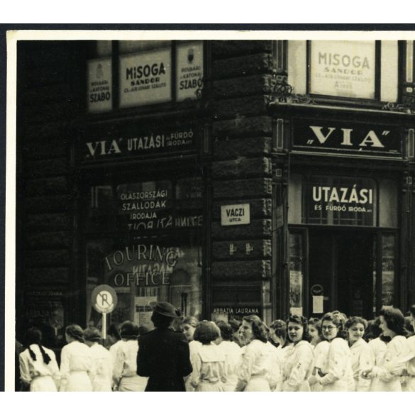 Nagyobb méret, iskolás lányok egyházi zászlóval, Budapest, Váci utca, angol kisasszonyok, 5. kerület, „VIA” utazási iroda, Misoga Sándor, Nyeste Mihály cipész reklám, 14-es autóbusz, jármű, közlekedés, üzlet, kirakat, kereskedelem, Horthy-korszak 193