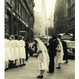 Nagyobb méret, iskolás lányok egyházi zászlóval, Budapest, Váci utca, angol kisasszonyok, 5. kerület, „VIA” utazási iroda, Misoga Sándor, Nyeste Mihály cipész reklám, 14-es autóbusz, jármű, közlekedés, üzlet, kirakat, kereskedelem, Horthy-korszak 193