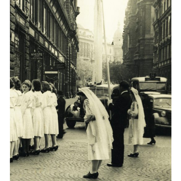 Nagyobb méret, iskolás lányok egyházi zászlóval, Budapest, Váci utca, angol kisasszonyok, 5. kerület, „VIA” utazási iroda, Misoga Sándor, Nyeste Mihály cipész reklám, 14-es autóbusz, jármű, közlekedés, üzlet, kirakat, kereskedelem, Horthy-korszak 193