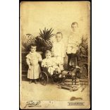 Mager utóda Fritz műterem, Komárom, a Liszkay (Olaszliszkai) gyerekek játéklovas kordéval, Liszkay Eszter, Jenő, Sándor, József, helytörténet, monarchia, 1898, 1890-as évek, Eredeti, hátulján feliratozott kabinetfotó.