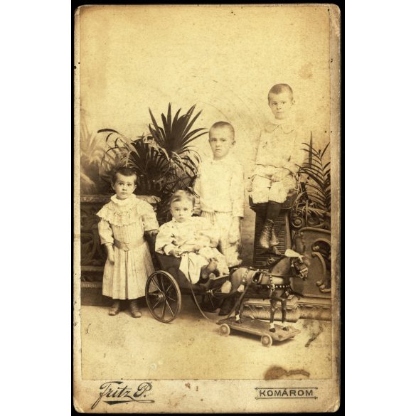 Mager utóda Fritz műterem, Komárom, a Liszkay (Olaszliszkai) gyerekek játéklovas kordéval, Liszkay Eszter, Jenő, Sándor, József, helytörténet, monarchia, 1898, 1890-as évek, Eredeti, hátulján feliratozott kabinetfotó.