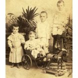 Mager utóda Fritz műterem, Komárom, a Liszkay (Olaszliszkai) gyerekek játéklovas kordéval, Liszkay Eszter, Jenő, Sándor, József, helytörténet, monarchia, 1898, 1890-as évek, Eredeti, hátulján feliratozott kabinetfotó.