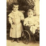 Mager utóda Fritz műterem, Komárom, a Liszkay (Olaszliszkai) gyerekek játéklovas kordéval, Liszkay Eszter, Jenő, Sándor, József, helytörténet, monarchia, 1898, 1890-as évek, Eredeti, hátulján feliratozott kabinetfotó.