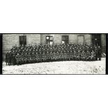 Nagyobb méret, magyar katonatisztek egyenruhában, laktanya (?) udvara, balról a második Virágh János, évfolyamtalálkozó, kard, Horthy-korszak 1930-as évek, Eredeti fotó, papírkép.