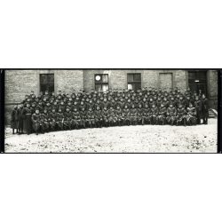  Nagyobb méret, magyar katonatisztek egyenruhában, laktanya (?) udvara, balról a második Virágh János, évfolyamtalálkozó, kard, Horthy-korszak 1930-as évek, Eredeti fotó, papírkép.
