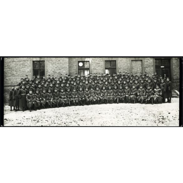 Nagyobb méret, magyar katonatisztek egyenruhában, laktanya (?) udvara, balról a második Virágh János, évfolyamtalálkozó, kard, Horthy-korszak 1930-as évek, Eredeti fotó, papírkép.