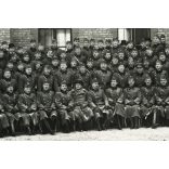 Nagyobb méret, magyar katonatisztek egyenruhában, laktanya (?) udvara, balról a második Virágh János, évfolyamtalálkozó, kard, Horthy-korszak 1930-as évek, Eredeti fotó, papírkép.