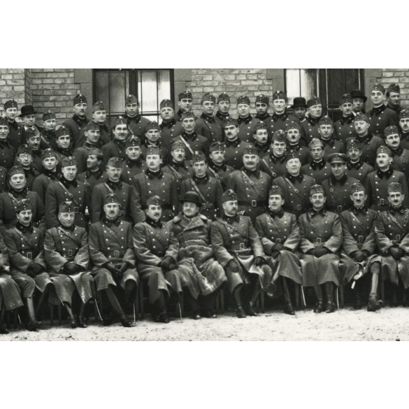 Nagyobb méret, magyar katonatisztek egyenruhában, laktanya (?) udvara, balról a második Virágh János, évfolyamtalálkozó, kard, Horthy-korszak 1930-as évek, Eredeti fotó, papírkép.