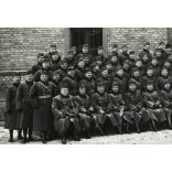 Nagyobb méret, magyar katonatisztek egyenruhában, laktanya (?) udvara, balról a második Virágh János, évfolyamtalálkozó, kard, Horthy-korszak 1930-as évek, Eredeti fotó, papírkép.