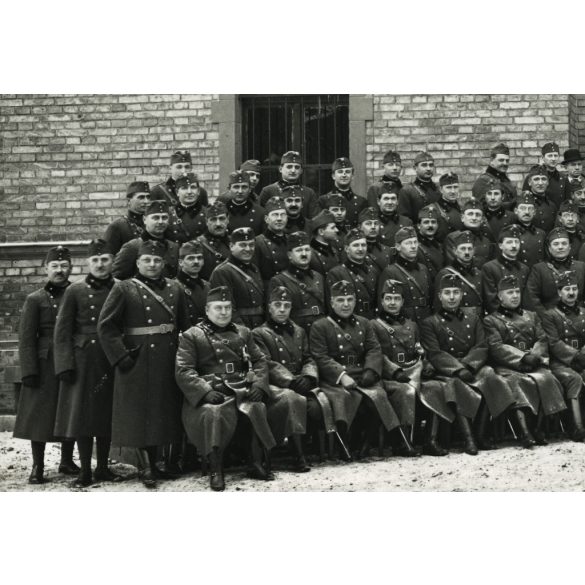 Nagyobb méret, magyar katonatisztek egyenruhában, laktanya (?) udvara, balról a második Virágh János, évfolyamtalálkozó, kard, Horthy-korszak 1930-as évek, Eredeti fotó, papírkép.
