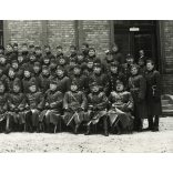Nagyobb méret, magyar katonatisztek egyenruhában, laktanya (?) udvara, balról a második Virágh János, évfolyamtalálkozó, kard, Horthy-korszak 1930-as évek, Eredeti fotó, papírkép.