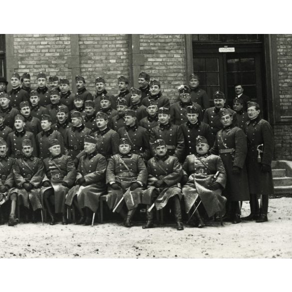 Nagyobb méret, magyar katonatisztek egyenruhában, laktanya (?) udvara, balról a második Virágh János, évfolyamtalálkozó, kard, Horthy-korszak 1930-as évek, Eredeti fotó, papírkép.