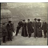 Úri társaság a várban, Munkács, Kárpátalja, Méray Ádám politikus, Hrehuss Béla katonatiszt, egyenruha, , 1912, 1910-es évek, Monarchia, Eredeti fotó, kartonra kasírozott, hátulján feliratozott papírkép. 