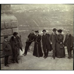   Úri társaság a várban, Munkács, Kárpátalja, Méray Ádám politikus, Hrehuss Béla katonatiszt, egyenruha, , 1912, 1910-es évek, Monarchia, Eredeti fotó, kartonra kasírozott, hátulján feliratozott papírkép. 