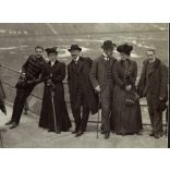 Úri társaság a várban, Munkács, Kárpátalja, Méray Ádám politikus, Hrehuss Béla katonatiszt, egyenruha, , 1912, 1910-es évek, Monarchia, Eredeti fotó, kartonra kasírozott, hátulján feliratozott papírkép. 