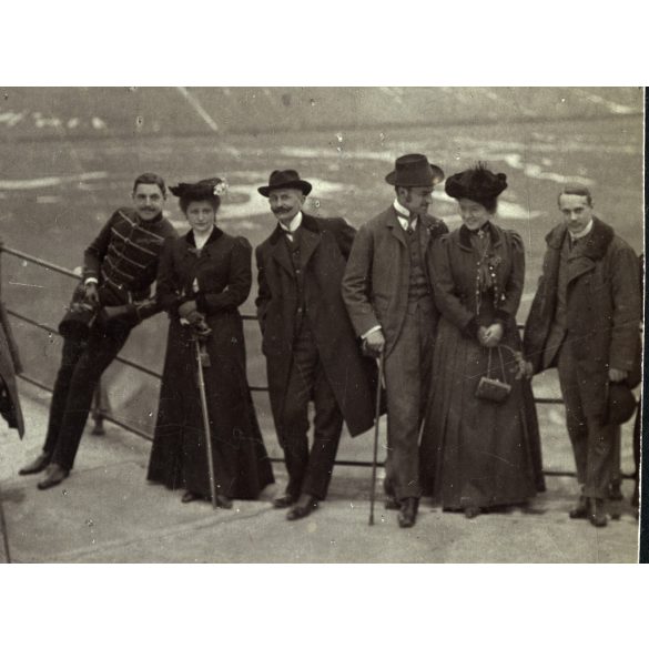 Úri társaság a várban, Munkács, Kárpátalja, Méray Ádám politikus, Hrehuss Béla katonatiszt, egyenruha, , 1912, 1910-es évek, Monarchia, Eredeti fotó, kartonra kasírozott, hátulján feliratozott papírkép. 