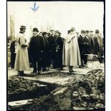 Internátus alapkő letétele, Munkács, Kárpátalja, ünnep, katonatiszt, egyenruha, 1912. szeptember 12,  1910-es évek, monarchia, helytörténet, Eredeti fotó, hátulján feliratozott papírkép.  