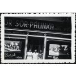 Balás Vilmos vendéglője, Kiskunfélegyháza, kocsma, bor, sör, pálinka, reklám, üzlet, kirakat, vendéglátás, 1930-as évek, Horthy-korszak, helytörténet, Eredeti fotó, hátulján pecséttel jelzett papírkép.  