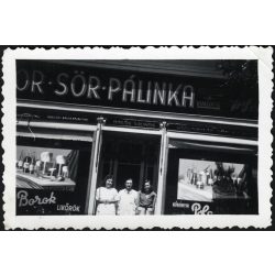   Balás Vilmos vendéglője, Kiskunfélegyháza, kocsma, bor, sör, pálinka, reklám, üzlet, kirakat, vendéglátás, 1930-as évek, Horthy-korszak, helytörténet, Eredeti fotó, hátulján pecséttel jelzett papírkép.  