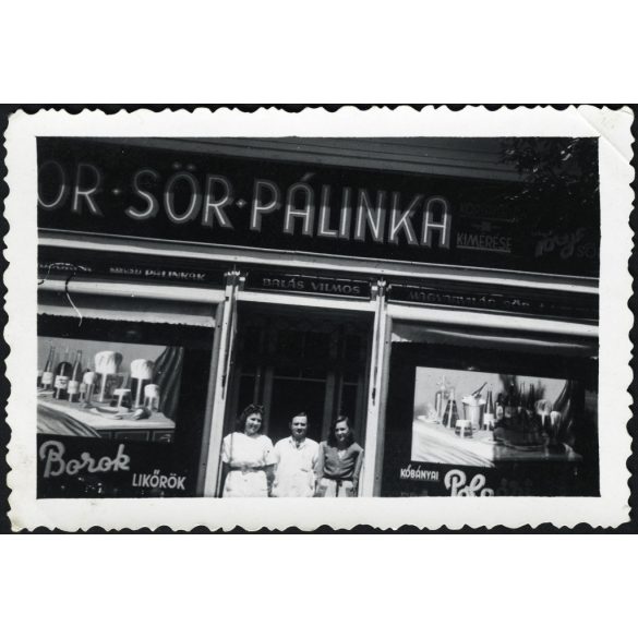Balás Vilmos vendéglője, Kiskunfélegyháza, kocsma, bor, sör, pálinka, reklám, üzlet, kirakat, vendéglátás, 1930-as évek, Horthy-korszak, helytörténet, Eredeti fotó, hátulján pecséttel jelzett papírkép.  