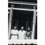 Balás Vilmos vendéglője, Kiskunfélegyháza, kocsma, bor, sör, pálinka, reklám, üzlet, kirakat, vendéglátás, 1930-as évek, Horthy-korszak, helytörténet, Eredeti fotó, hátulján pecséttel jelzett papírkép.  