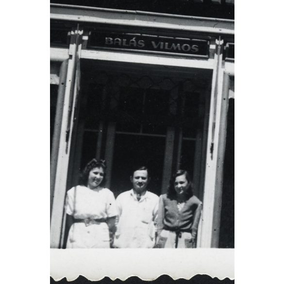 Balás Vilmos vendéglője, Kiskunfélegyháza, kocsma, bor, sör, pálinka, reklám, üzlet, kirakat, vendéglátás, 1930-as évek, Horthy-korszak, helytörténet, Eredeti fotó, hátulján pecséttel jelzett papírkép.  