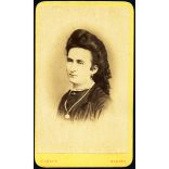 Löger Gustav műterme, Nyitra (Neutra), Felvidék, elegáns nő nyakláncban, „A fényképészeti üveg terem vagyon a Megyeház útcza 443 szám alatt á kertben.” 1860-as évek, Eredeti CDV, vizitkártya fotó.  