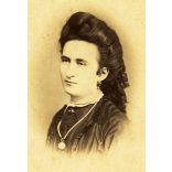 Löger Gustav műterme, Nyitra (Neutra), Felvidék, elegáns nő nyakláncban, „A fényképészeti üveg terem vagyon a Megyeház útcza 443 szám alatt á kertben.” 1860-as évek, Eredeti CDV, vizitkártya fotó.  