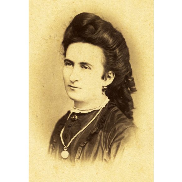 Löger Gustav műterme, Nyitra (Neutra), Felvidék, elegáns nő nyakláncban, „A fényképészeti üveg terem vagyon a Megyeház útcza 443 szám alatt á kertben.” 1860-as évek, Eredeti CDV, vizitkártya fotó.  