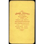 Löger Gustav műterme, Nyitra (Neutra), Felvidék, elegáns nő nyakláncban, „A fényképészeti üveg terem vagyon a Megyeház útcza 443 szám alatt á kertben.” 1860-as évek, Eredeti CDV, vizitkártya fotó.  