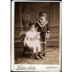   Halász Anna műterme, Budapest, testvérek ünneplő ruhában, matrózblúz, gyerek, festett háttér, monarchia, 1890-es évek, Eredeti kabinetfotó. 
