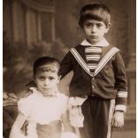Halász Anna műterme, Budapest, testvérek ünneplő ruhában, matrózblúz, gyerek, festett háttér, monarchia, 1890-es évek, Eredeti kabinetfotó. 