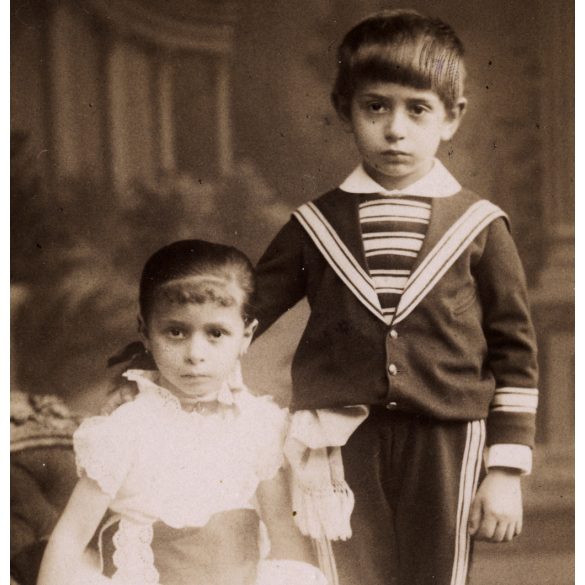 Halász Anna műterme, Budapest, testvérek ünneplő ruhában, matrózblúz, gyerek, festett háttér, monarchia, 1890-es évek, Eredeti kabinetfotó. 