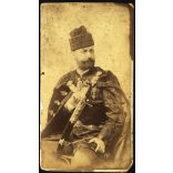 Nagyobb méret, Strelisky műterem, Budapest, ifjabb Perczel Mór (1848-1888) díszmagyarban, Perczel Mór tábornok fia, főnemes, kard, ismert, vasúti mérnök, kitüntetés, érdemrend, monarchia, 1880-as évek, Eredeti kabinetfotó, foltos, tű ütötte lyukkal. 