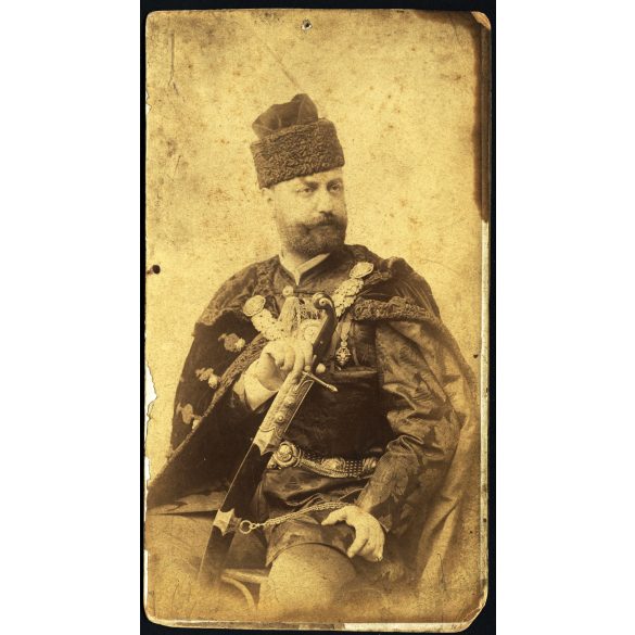 Nagyobb méret, Strelisky műterem, Budapest, ifjabb Perczel Mór (1848-1888) díszmagyarban, Perczel Mór tábornok fia, főnemes, kard, ismert, vasúti mérnök, kitüntetés, érdemrend, monarchia, 1880-as évek, Eredeti kabinetfotó, foltos, tű ütötte lyukkal. 