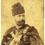 Nagyobb méret, Strelisky műterem, Budapest, ifjabb Perczel Mór (1848-1888) díszmagyarban, Perczel Mór tábornok fia, főnemes, kard, ismert, vasúti mérnök, kitüntetés, érdemrend, monarchia, 1880-as évek, Eredeti kabinetfotó, foltos, tű ütötte lyukkal. 
